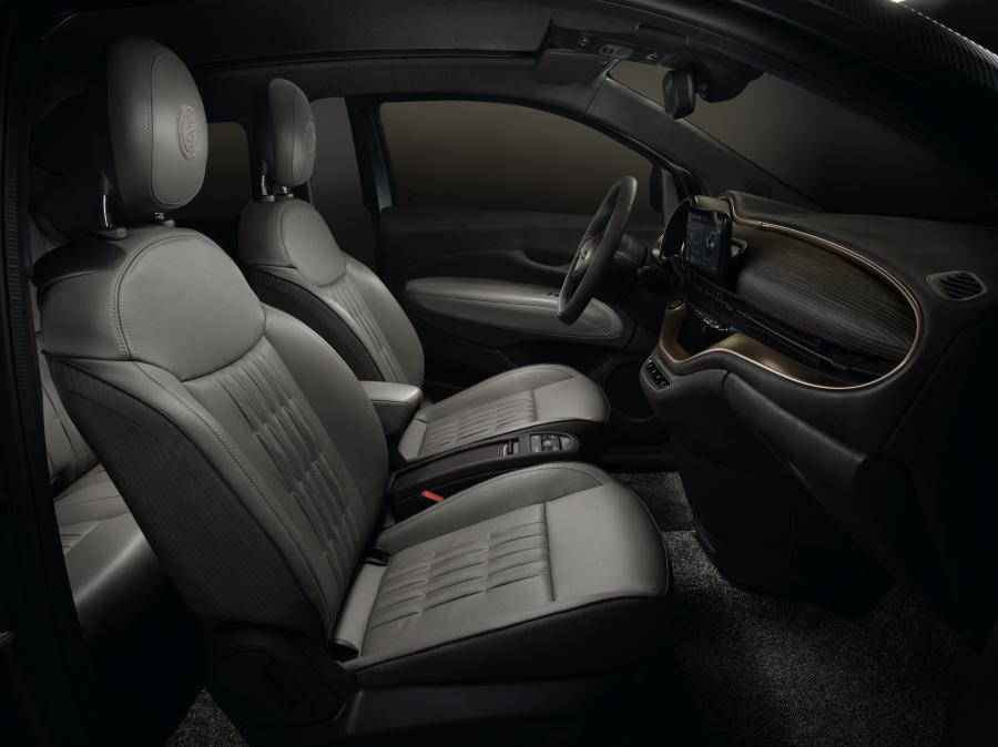 Интерьер Fiat 500 Giorgio Armani 2020 года  (фото 5 из 17)